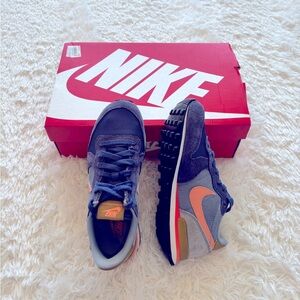 🤍 Nike Women’s Sneakers with Blue and Orange Accents